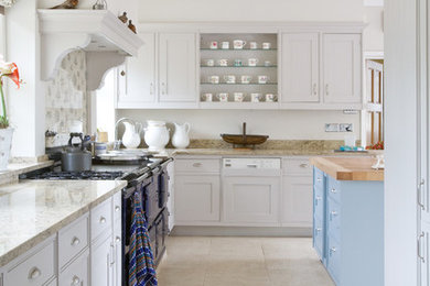Modelo de cocina clásica renovada grande con armarios con paneles empotrados, puertas de armario blancas, encimera de granito, electrodomésticos de colores y una isla