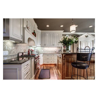 Colts Neck Luxury Country Kitchen - Craftsman - Kitchen - New York - by ...