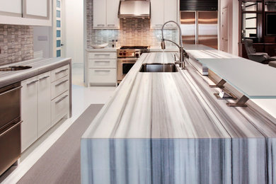 Свежая идея для дизайна: кухня в стиле модернизм с мраморной столешницей - отличное фото интерьера