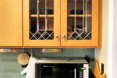 サンディエゴにあるトラディショナルスタイルのおしゃれなキッチン (ガラス扉のキャビネット) の写真