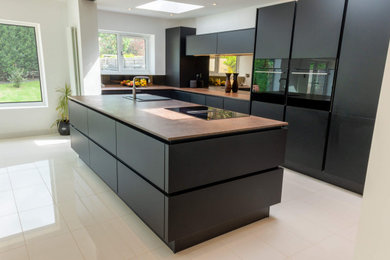 Photo of a medium sized modern l-shaped kitchen/diner in London with an island.
