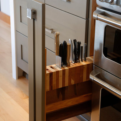 Kitchen - mid-sized transitional kitchen idea in Seattle