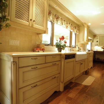 Comfy Country Kitchen, Creamy white Bathroom and Open Office