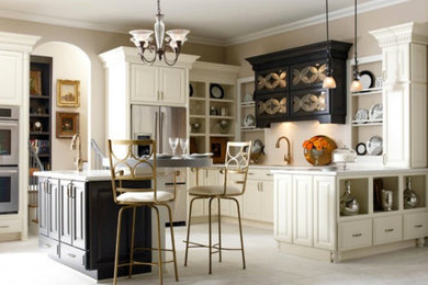 Idéer för stora vintage kök, med luckor med infälld panel, vita skåp, marmorbänkskiva, beige stänkskydd, klinkergolv i keramik och en köksö