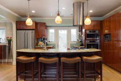ワシントンD.C.にある中くらいなサンタフェスタイルのおしゃれなキッチン (アンダーカウンターシンク、濃色木目調キャビネット、御影石カウンター、青いキッチンパネル、シルバーの調理設備、淡色無垢フローリング) の写真