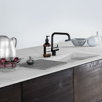 Concrete countertop and bronzed tombac fronts
