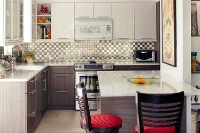 Стильный дизайн: угловая кухня-гостиная в современном стиле с плоскими фасадами, серыми фасадами, фартуком цвета металлик, фартуком из металлической плитки, техникой из нержавеющей стали и светлым паркетным полом - последний тренд