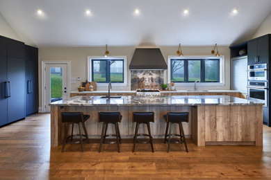 Inspiration for a country kitchen remodel in Toronto
