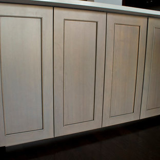 Modelo de cocina comedor en L, moderna, pequeña, sin isla, con fregadero bajoencimera, armarios con puertas mallorquinas, puertas de armario de madera en tonos medios, encimera de granito, salpicadero blanco, salpicadero de azulejos tipo metro y electrodomésticos de acero inoxidable