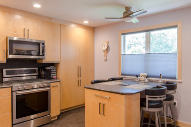 Mid-sized trendy l-shaped eat-in kitchen photo in Boston with a peninsula