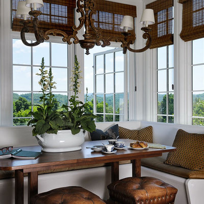 Eat-in kitchen - traditional eat-in kitchen idea in New York