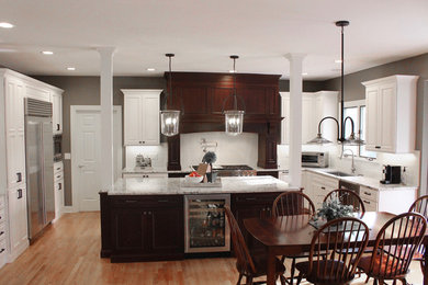 Example of a large classic u-shaped kitchen design