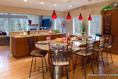 Источник вдохновения для домашнего уюта: кухня в современном стиле с фасадами цвета дерева среднего тона и гранитной столешницей