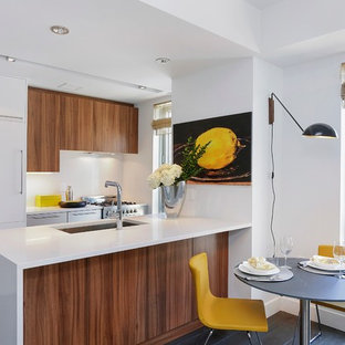 Ispirazione per una piccola cucina design con lavello sottopiano, ante lisce, ante in legno scuro, paraspruzzi bianco, penisola, top in quarzo composito, paraspruzzi in lastra di pietra, elettrodomestici bianchi e parquet chiaro