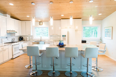Moderne Wohnküche mit Landhausspüle, weißen Schränken, Granit-Arbeitsplatte, Küchenrückwand in Weiß, Kücheninsel und weißer Arbeitsplatte in Sonstige