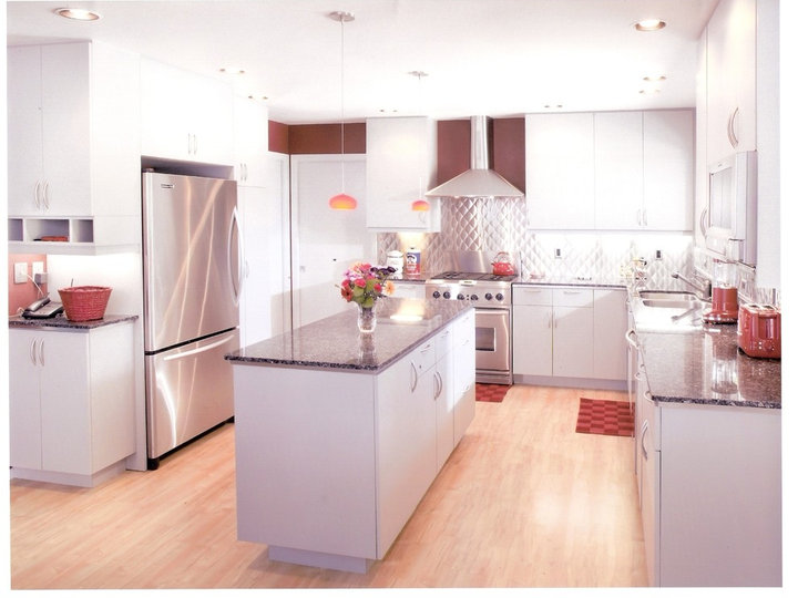 Pantry - Traditional Kitchen