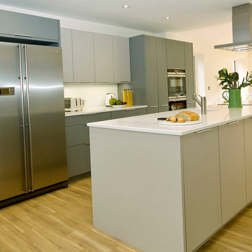 Contemporary family kitchen in Oxford