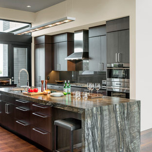 Esempio di una cucina design con lavello sottopiano, ante lisce, ante in legno bruno, elettrodomestici in acciaio inossidabile, parquet scuro e pavimento marrone