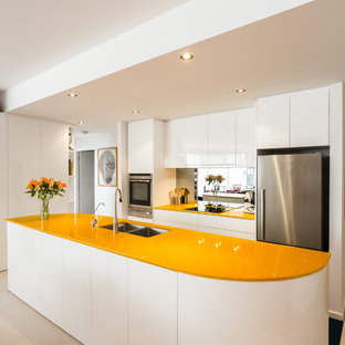 Ispirazione per una piccola cucina design con lavello sottopiano, ante lisce, ante bianche, top in quarzo composito, paraspruzzi con lastra di vetro, elettrodomestici in acciaio inossidabile e top giallo