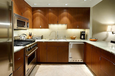Bild på ett mellanstort funkis vit vitt kök, med en undermonterad diskho, släta luckor, skåp i mellenmörkt trä, bänkskiva i kvartsit, stänkskydd med metallisk yta, stänkskydd i mosaik, rostfria vitvaror, klinkergolv i porslin, en halv köksö och vitt golv