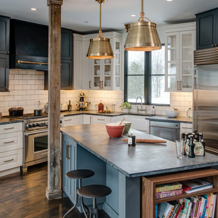 Inspiration pour une cuisine design avec un plan de travail en stéatite et un plan de travail bleu.