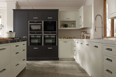 Moderne Küche mit flächenbündigen Schrankfronten und grauem Boden in Sonstige