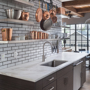 Foto di una cucina minimal di medie dimensioni con ante lisce, ante marroni, paraspruzzi blu, paraspruzzi con piastrelle diamantate, elettrodomestici in acciaio inossidabile e isola