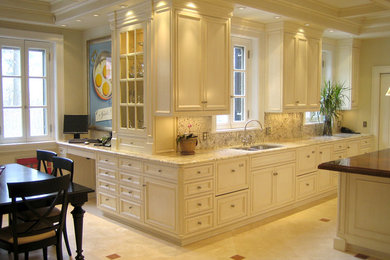 Ejemplo de cocina contemporánea con armarios con paneles lisos, puertas de armario beige, encimera de laminado, electrodomésticos de acero inoxidable y una isla