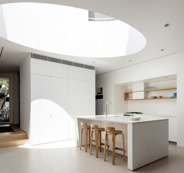 コンテンポラリー キッチン by Decus Interiors