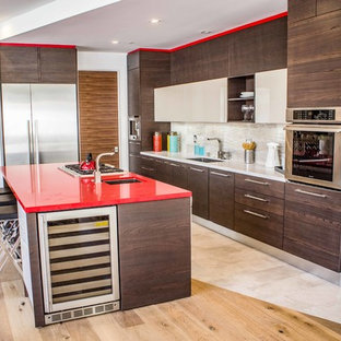 Ispirazione per una cucina contemporanea di medie dimensioni con lavello sottopiano, ante lisce, ante in legno bruno, top in superficie solida, paraspruzzi bianco, elettrodomestici in acciaio inossidabile, parquet chiaro, pavimento marrone, top rosso e paraspruzzi con piastrelle in ceramica