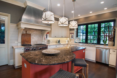 Foto på ett mellanstort eklektiskt kök, med en undermonterad diskho, skåp i shakerstil, vita skåp, granitbänkskiva, grått stänkskydd, rostfria vitvaror, mörkt trägolv och en köksö