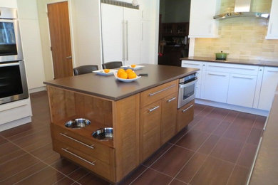 Esempio di una cucina chic chiusa e di medie dimensioni con lavello stile country, ante lisce, ante bianche, top in quarzo composito, paraspruzzi beige, paraspruzzi con piastrelle in ceramica, elettrodomestici da incasso e pavimento in gres porcellanato