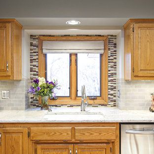 Immagine di una grande cucina contemporanea con lavello sottopiano, ante a persiana, ante in legno scuro, top in granito, paraspruzzi multicolore, paraspruzzi con piastrelle in ceramica, elettrodomestici in acciaio inossidabile, pavimento in legno massello medio e penisola