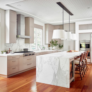 Esempio di una grande cucina classica con ante con riquadro incassato, top in marmo, paraspruzzi bianco, paraspruzzi in marmo, elettrodomestici in acciaio inossidabile, pavimento in legno massello medio, ante beige e pavimento arancione