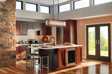 インディアナポリスにあるコンテンポラリースタイルのおしゃれなキッチン (中間色木目調キャビネット、シルバーの調理設備) の写真