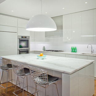 Esempio di una cucina minimal con top in marmo