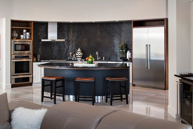 Exempel på ett modernt linjärt kök och matrum, med en undermonterad diskho, luckor med infälld panel, vita skåp, granitbänkskiva, svart stänkskydd, stänkskydd i stickkakel, rostfria vitvaror, klinkergolv i porslin och en köksö