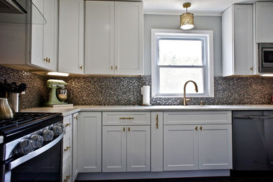 Klassisk inredning av ett mellanstort kök, med en undermonterad diskho, skåp i shakerstil, vita skåp, bänkskiva i kvartsit, flerfärgad stänkskydd, stänkskydd i mosaik, rostfria vitvaror, mörkt trägolv och en halv köksö