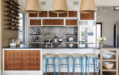Houzz Tour: Contemporary Canadian Lake House Warms and Welcomes