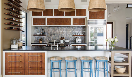 Houzz Tour: Contemporary Canadian Lake House Warms and Welcomes