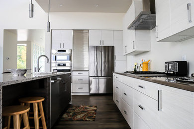 Foto på ett mellanstort funkis kök, med rostfria vitvaror, en köksö, en undermonterad diskho, släta luckor, vita skåp, bänkskiva i koppar, vitt stänkskydd, stänkskydd i tunnelbanekakel och mörkt trägolv
