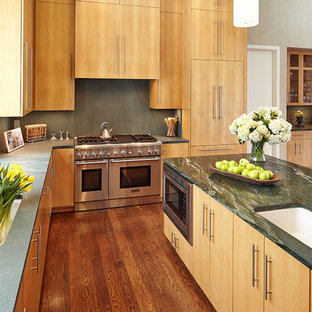 75+ Küchen mit Unterbauwaschbecken und grüner Arbeitsplatte Ideen