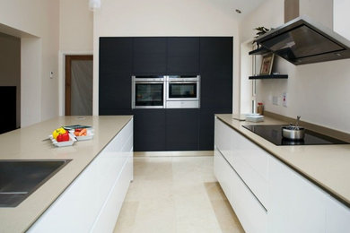 Contemporary Open Plan Kitchen with Central Island