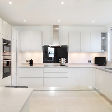 Contemporary, U-shaped light grey handle-less kitchen