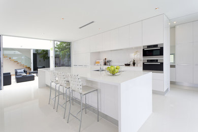 Contemporary White High Gloss Lacquered Finish Kitchen