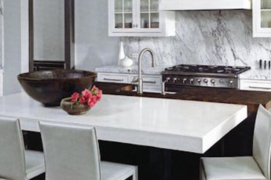 Foto di una grande cucina contemporanea con lavello stile country, ante di vetro, ante bianche, top in marmo, paraspruzzi bianco, elettrodomestici in acciaio inossidabile e parquet scuro