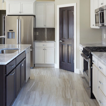 Contemporary white kitchen with shine and elegance