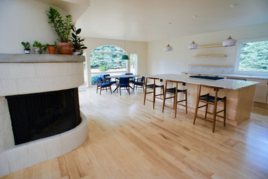 На фото: большая кухня в современном стиле с обеденным столом, плоскими фасадами, светлыми деревянными фасадами, столешницей из кварцита, светлым паркетным полом и островом