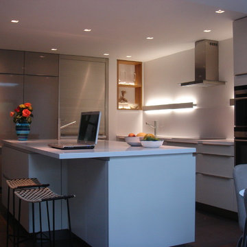 Contemporay kitchen in a new North Oxford extension by Liquid Space Design Ltd