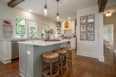 This is an example of a classic kitchen in Little Rock.